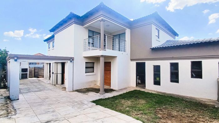 For Sale: House in Olievenhoutbosch with 4 beds, granny flat, and double garage.