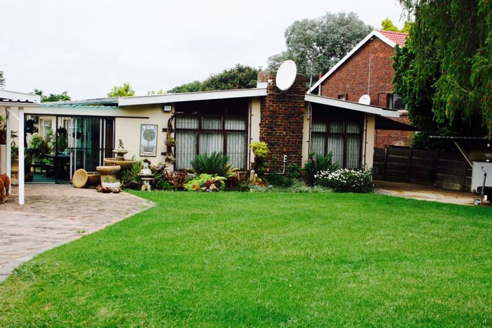 Spacious Family Home with 3 Flats, Borehole, and Fruit Trees in Vryheid Central