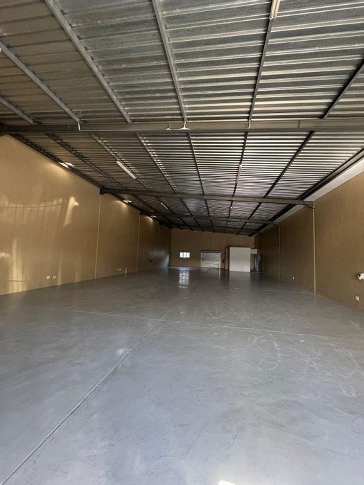 Industrial Warehouse in Prosperita To Rent: 408 sqm, prepaid utilities, parking included.