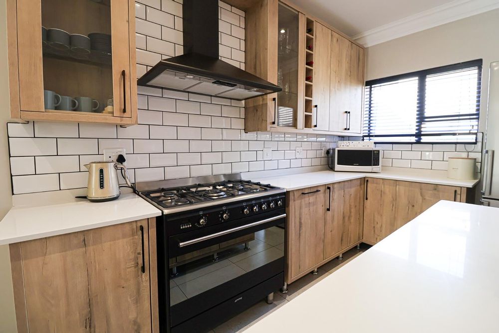 Freestanding SMEG oven and cookerhood