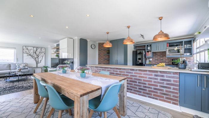 Sea Point Apartment For Sale: 2 beds, terrace, pool, garage, close to amenities.
