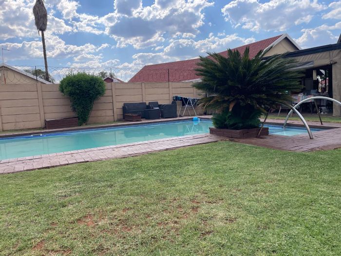 Cottage To Rent in Boksburg Central: 2 bedrooms, gated security, close to amenities.