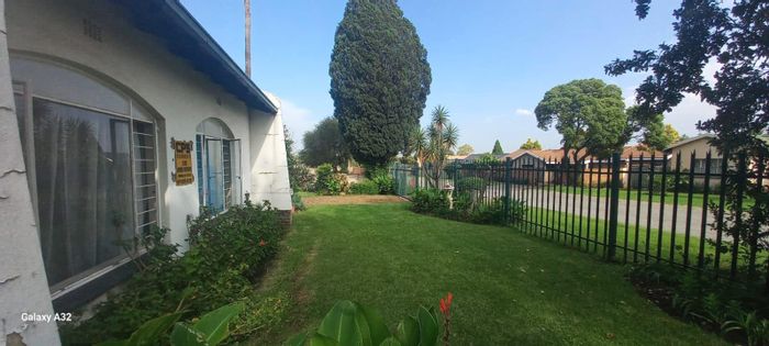 Brackendowns House For Sale: 3 bedrooms, Lapa, pool, double garage, spacious yard.