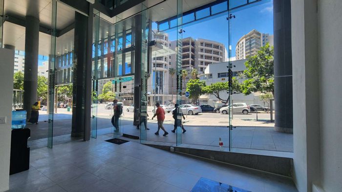 Retail space to rent in Cape Town City Centre, high foot traffic, 24-hour security.