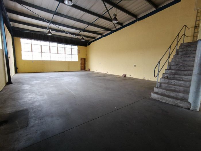Industrial unit in Westmead to rent: 197m², 3-phase power, roller shutter access.