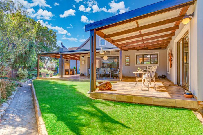 For Sale: House in Brenton On Lake with open-plan living, bar area, and garden.