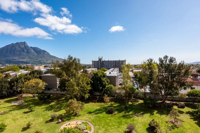 Claremont Apartment For Sale: Renovated, enclosed balcony, braai area, playground access.