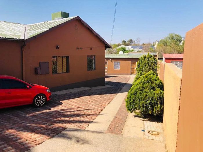House for Sale in Windhoek North: 3 bedrooms, 2 apartments, tuck shop, ample parking.