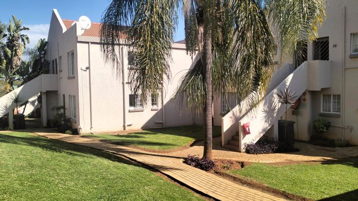 For Sale: Garsfontein Apartment with 2 Bedrooms, Pool, and Secure Complex Access.