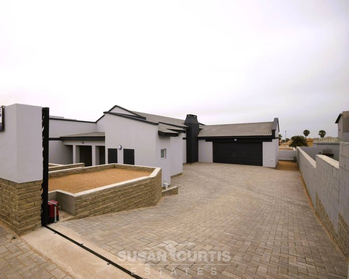 Ocean View House For Sale: Spacious 3 bedrooms, en-suites, indoor/outdoor braai areas.