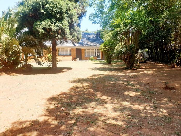 Rynfield House To Rent: 3 Bedrooms, spacious garden, parking, and storage options.