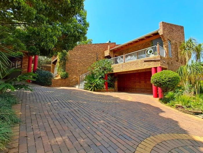 Mulbarton House For Sale: Features include double volume ceilings, spacious garden, and garage.