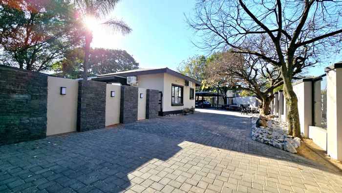 Menlo Park Apartment To Rent: 1 bed, study nook, private braai, 3 parking bays.