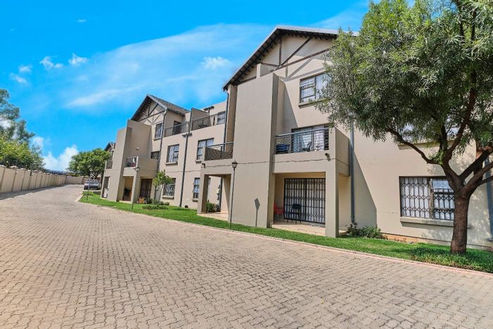 For Sale: Townhouse in Ruimsig with 24-hour security and fiber connectivity.