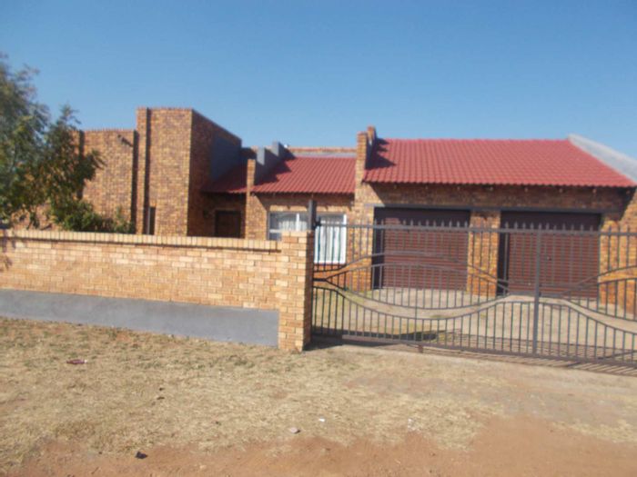 House for Sale in Mngadi: 3 Bedrooms, double garage, outside rooms, renovated kitchen.