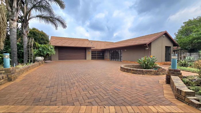 House For Sale in Nimrod Park: 3 Bedrooms, pool, garages, and security features.