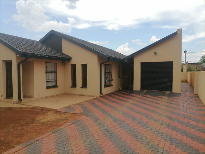 Ga-Rankuwa House For Sale: 3 beds, 2 baths, secure yard, close to amenities.
