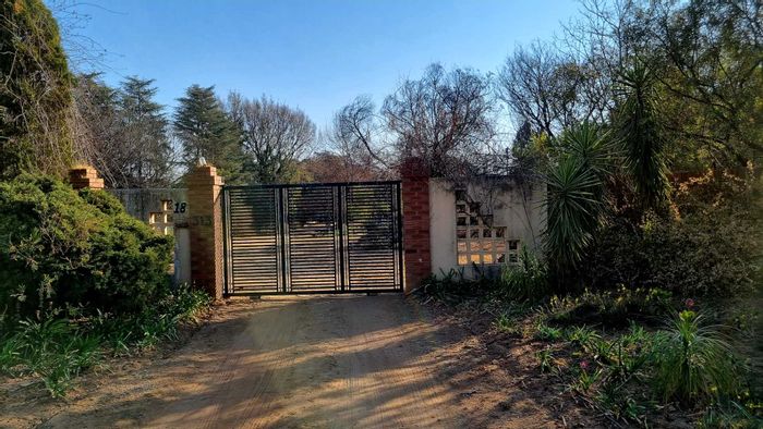 Randjesfontein AH Small Holding For Sale: Large home, garages, pool, borehole.