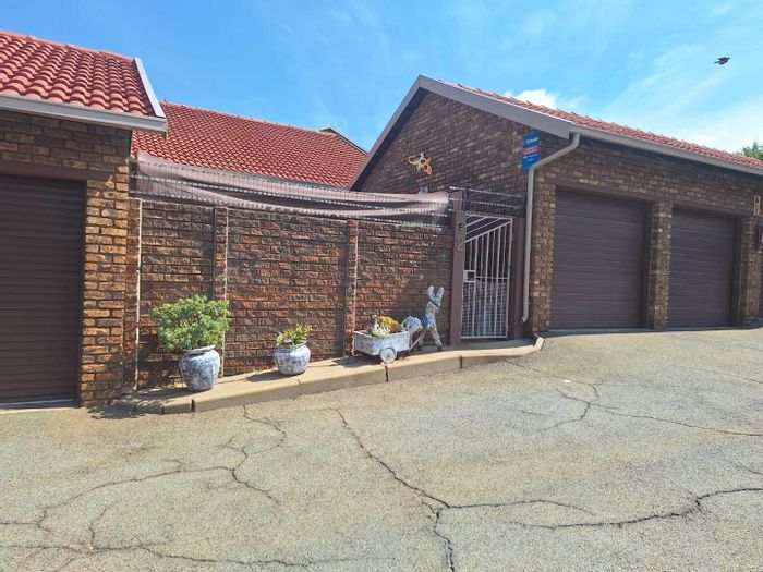 Gosforth Park Cluster For Sale: 3 beds, garden, entertainment area, double garage.