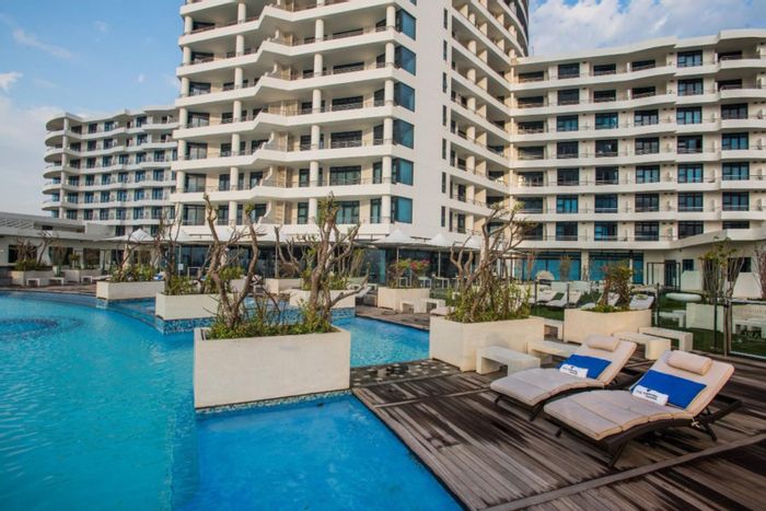 1-Bedroom Apartment To Rent in Umhlanga Rocks Central with Sea Views and Amenities.