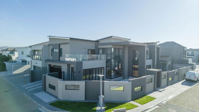 For Sale: Spacious 6-Bedroom House in Sagewood with Pool and Dual Kitchens.
