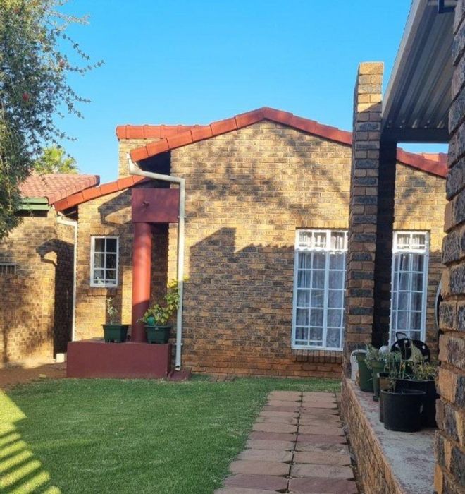 Cluster for Sale in Kempton Park Ext 1: Secure estate, covered patio, double garage.