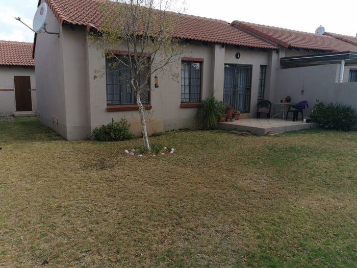 Mooikloof Ridge Townhouse To Rent: 2 beds, private garden, 24-hour security, estate amenities.