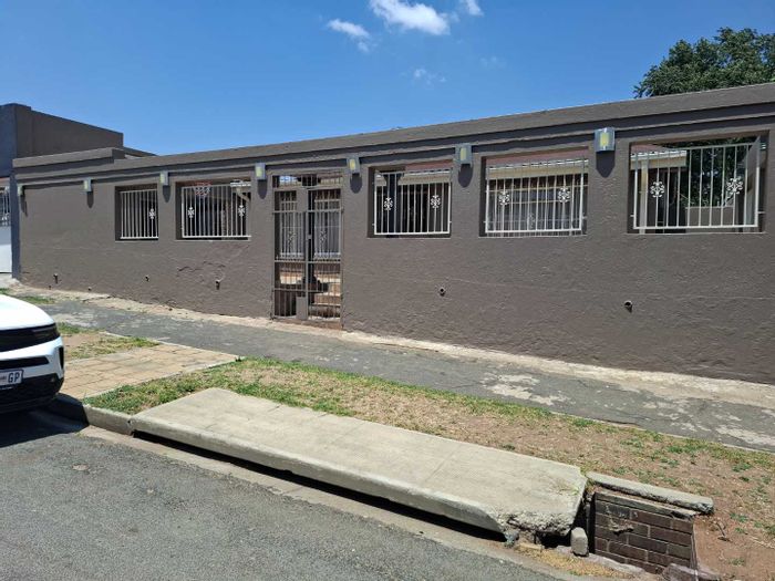 Turffontein House For Sale: Spacious living, study, cottage potential, double garage.