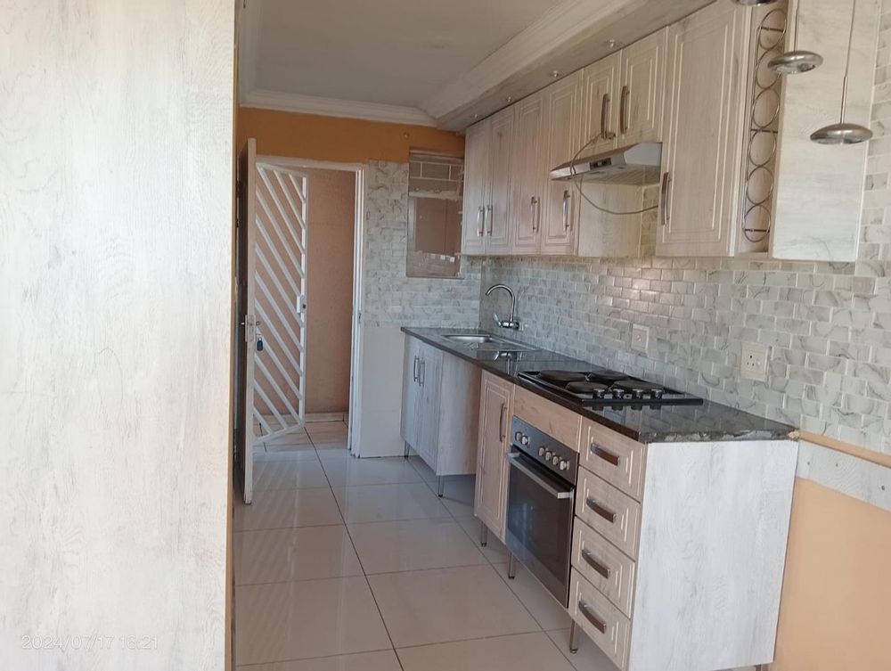 Modern 2 Bedroom First Floor Unit in Kleynbosch For Sale in Birch Acres, Kempton Park