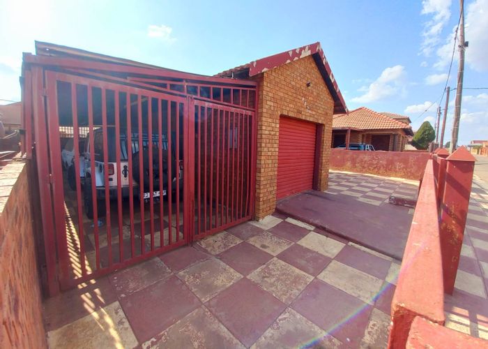 House for Sale in Soshanguve Ext: 3 Bedrooms, near mall and schools.