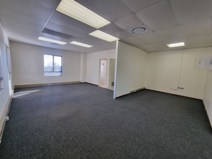 Office to Rent in Krugersdorp Central: 90m², parking, 24-hour security, fiber internet.