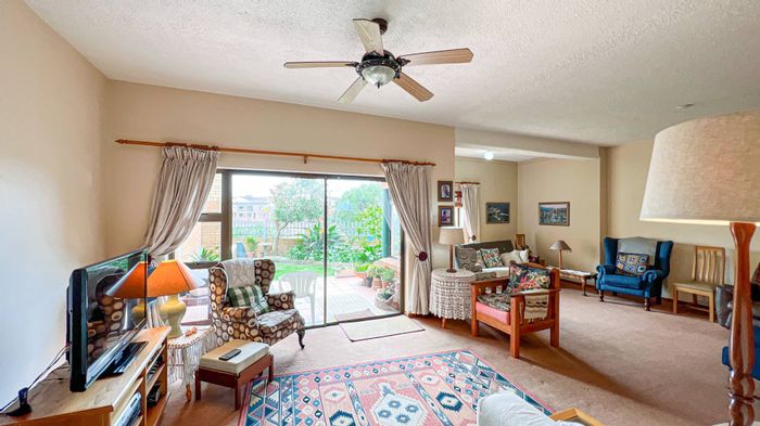 South End Townhouse To Rent: 3 beds, double garage, patio with braai.