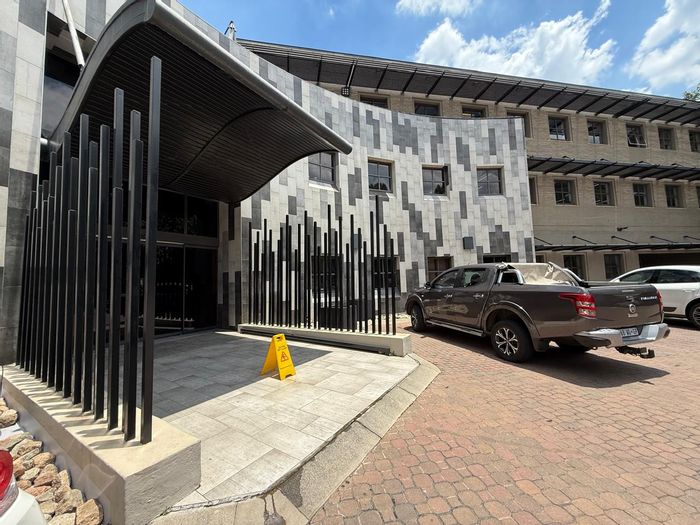 Office to Rent in Illovo: 194.18 m², 24/7 security, basement parking available.