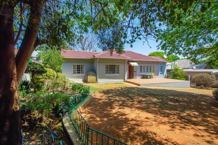 Linden House For Sale: Spacious layout, pool, cottage, and ample parking available.