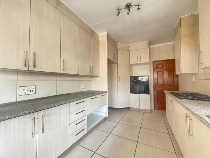 4 Bedrooms, pet-friendly house with enclosed patio in Kempton Park Ext 1 To Rent.