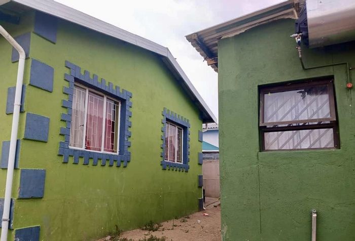 For Sale: House in Okahandja Central with dual rental income potential and flat.