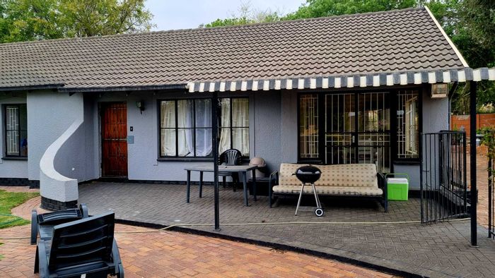 Noordwyk House For Sale: Spacious garden, pool, carport, near schools and shopping.