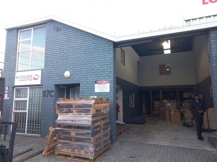 Industrial warehouse in Walmer, to rent; flexible space, offices, shared yard.