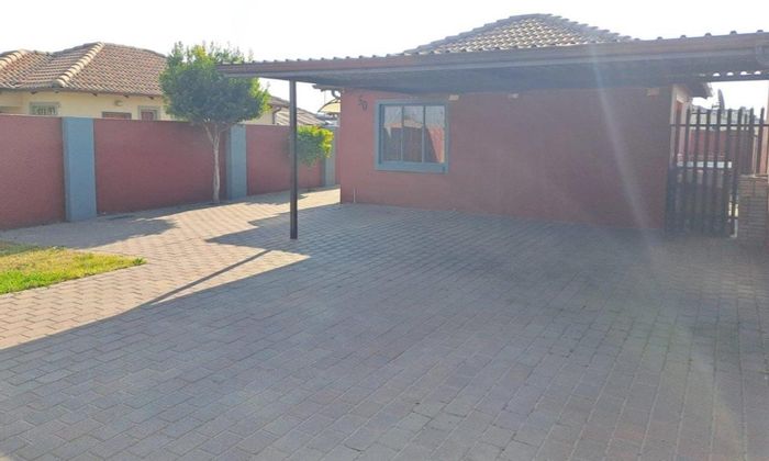 Buhle Park House To Rent: 2 bedrooms, carport, and spacious yard available.