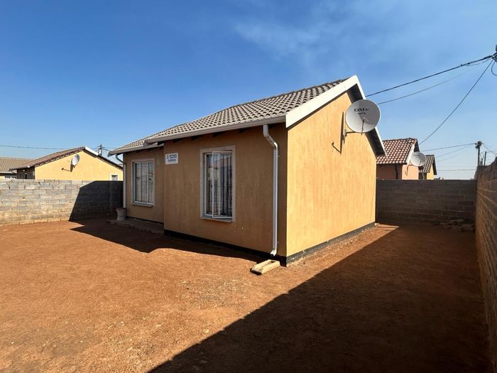 Evaton West House For Sale: 2 Bedrooms, spacious living area, well-equipped kitchen.