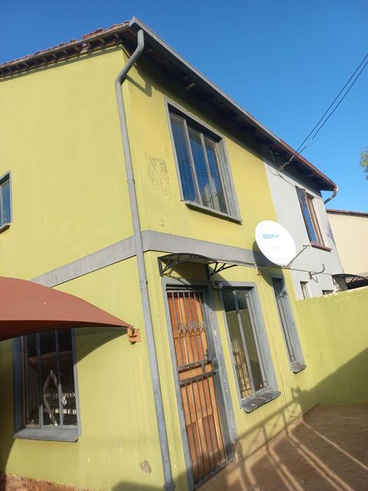 Lotus Gardens Gem: 3-Bed Duet House, Tranquil Area, Near Transport Links - For Sale!