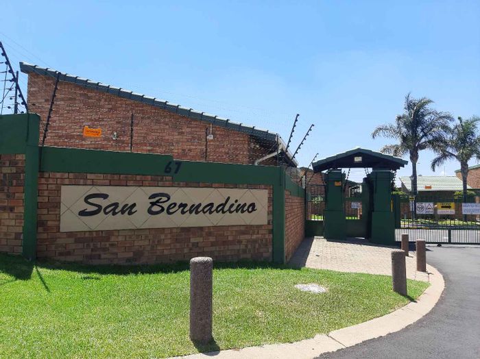 Ravenswood Cluster To Rent: 3 beds, communal pool, ample parking, near schools.