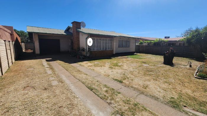 For Sale: House in Vanderbijlpark Central East 2 with 3 bedrooms, garage, large yard.