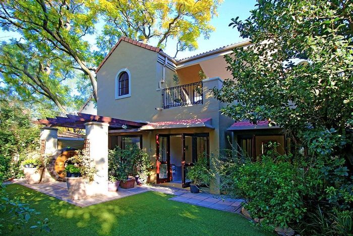 For Sale: 2-bedroom townhouse in Lonehill with garden, loft, and estate amenities.