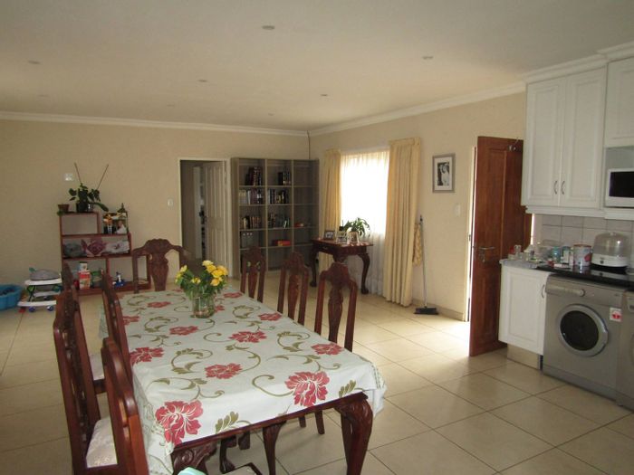 House To Rent in Highlands North: 3 bedrooms, 2 bathrooms, double carport.