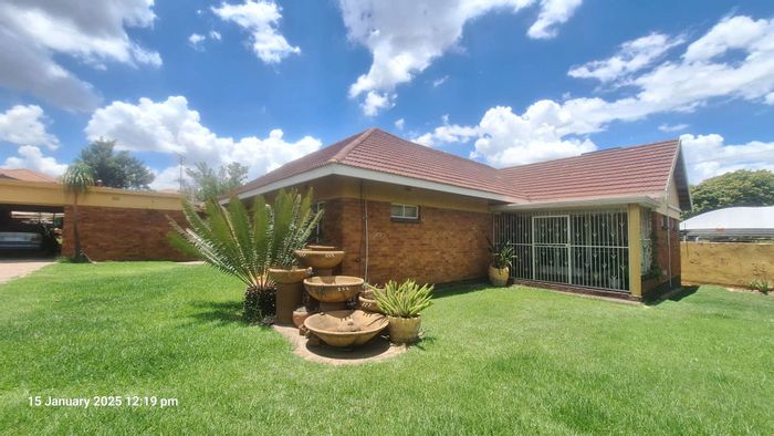Parkdene House For Sale: 3 Bedrooms, pool, double garage, and versatile layout.