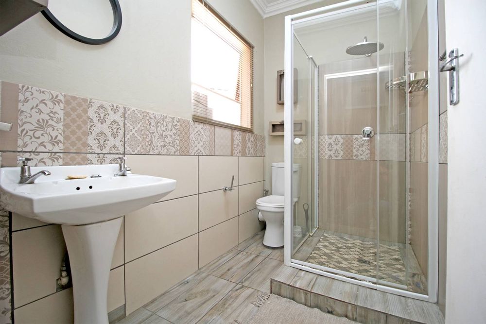 FAMILY BATHROOM UPSTAIRS FOR CONVENIENCE CLOSE TO THE FAMILY BEDROOMS 