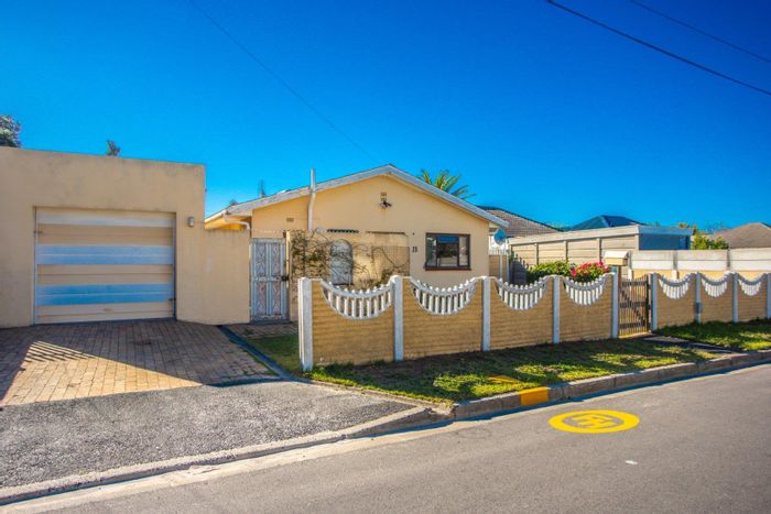 3-bed house in Southfield for sale, large grounds, garage, great potential.