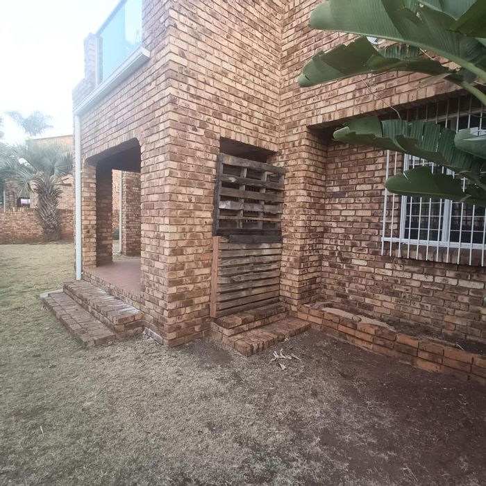 Zwartkop Townhouse For Sale: Spacious 3-bed, private yard, double garage, pet-friendly.