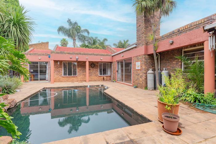 Northvilla House For Sale: 4 beds, pool, lapa, bar, secure enclosure amenities.